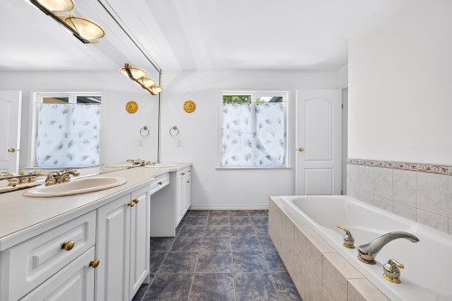 6215 Dunsmuir Crescent, Richmond, BC - Indoor Photo Showing Bathroom