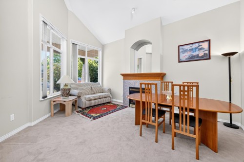 6215 Dunsmuir Crescent, Richmond, BC - Indoor With Fireplace