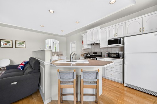 6215 Dunsmuir Crescent, Richmond, BC - Indoor Photo Showing Kitchen