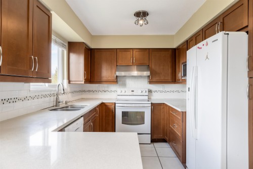 7763 Hazelmere Street, Burnaby, BC - Indoor Photo Showing Kitchen With Double Sink