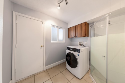 7763 Hazelmere Street, Burnaby, BC - Indoor Photo Showing Laundry Room