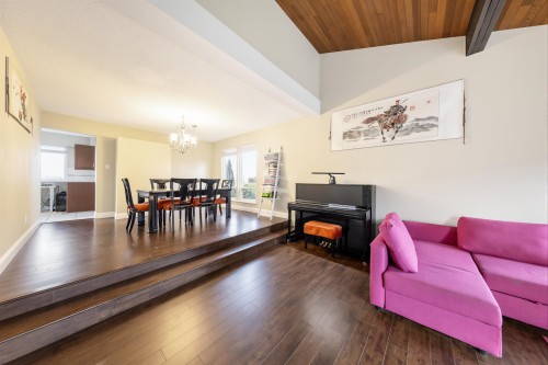 7763 Hazelmere Street, Burnaby, BC - Indoor Photo Showing Living Room