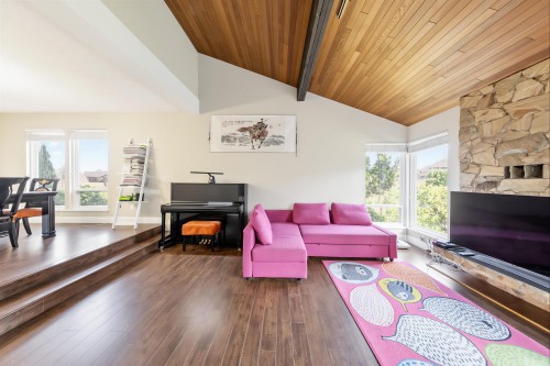 7763 Hazelmere Street, Burnaby, BC - Indoor Photo Showing Living Room