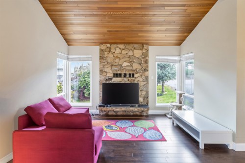 7763 Hazelmere Street, Burnaby, BC - Indoor Photo Showing Living Room With Fireplace