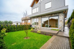 2-3674 Oxford Street  Vancouver, BC V5K 1P3
