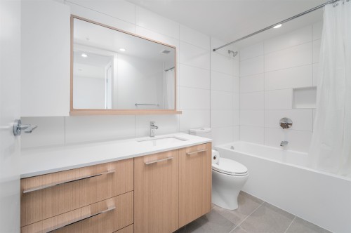 214-9888 University Crescent, Burnaby, BC - Indoor Photo Showing Bathroom