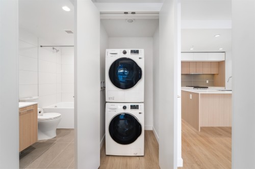 214-9888 University Crescent, Burnaby, BC - Indoor Photo Showing Laundry Room