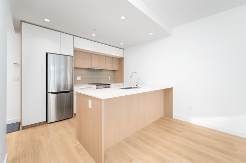 214-9888 University Crescent, Burnaby, BC - Indoor Photo Showing Kitchen