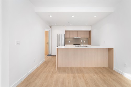 214-9888 University Crescent, Burnaby, BC - Indoor Photo Showing Kitchen