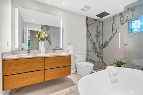4470 Capilano Road, North Vancouver, BC - Indoor Photo Showing Bathroom