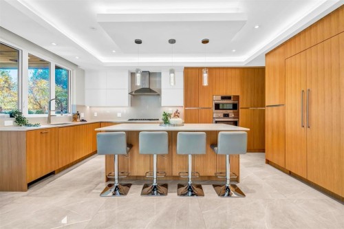 4470 Capilano Road, North Vancouver, BC - Indoor Photo Showing Kitchen