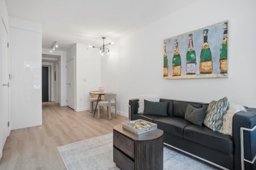 507-209 7Th Avenue E, Vancouver, BC - Indoor Photo Showing Living Room