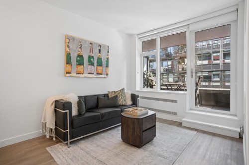 507-209 7Th Avenue E, Vancouver, BC - Indoor Photo Showing Living Room