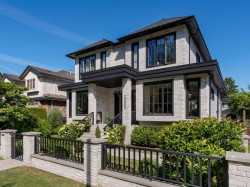 2305 King Edward Avenue W Vancouver, BC V6L 1T3