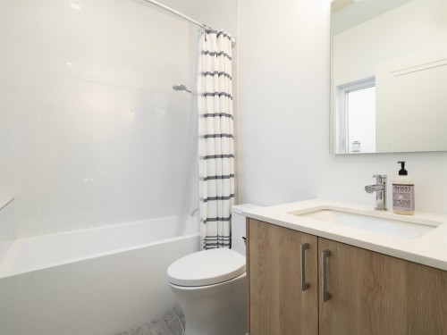 2305 King Edward Avenue W, Vancouver, BC - Indoor Photo Showing Bathroom