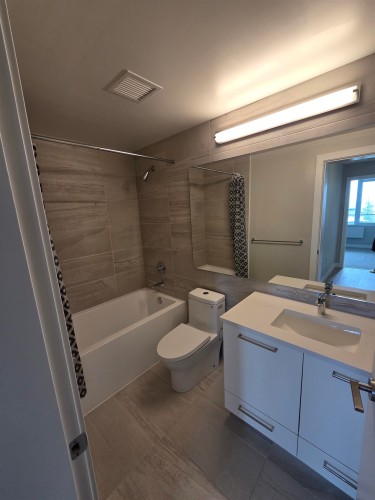401-8725 University Crescent, Burnaby, BC - Indoor Photo Showing Bathroom