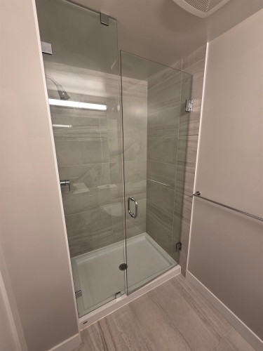 401-8725 University Crescent, Burnaby, BC - Indoor Photo Showing Bathroom