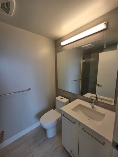 401-8725 University Crescent, Burnaby, BC - Indoor Photo Showing Bathroom
