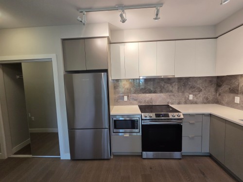 401-8725 University Crescent, Burnaby, BC - Indoor Photo Showing Kitchen