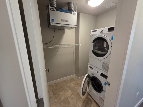 401-8725 University Crescent, Burnaby, BC - Indoor Photo Showing Laundry Room