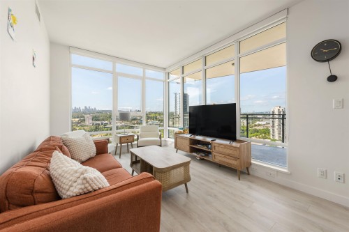 1808-2085 Skyline Crescent, Burnaby, BC - Indoor Photo Showing Living Room