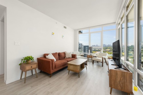 1808-2085 Skyline Crescent, Burnaby, BC - Indoor Photo Showing Living Room