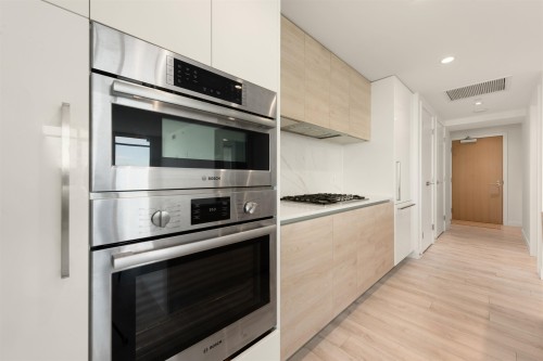 1808-2085 Skyline Crescent, Burnaby, BC - Indoor Photo Showing Kitchen With Stainless Steel Kitchen