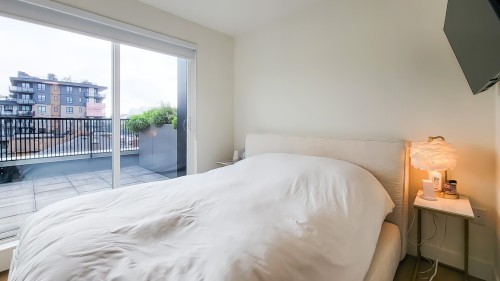 401-2235 Broadway E, Vancouver, BC - Indoor Photo Showing Bedroom