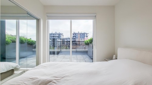 401-2235 Broadway E, Vancouver, BC - Indoor Photo Showing Bedroom