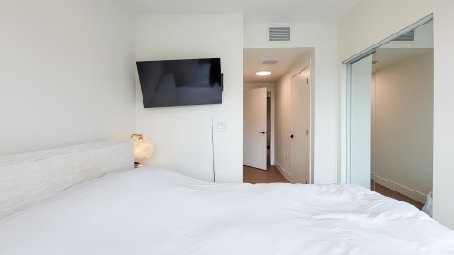 401-2235 Broadway E, Vancouver, BC - Indoor Photo Showing Bedroom