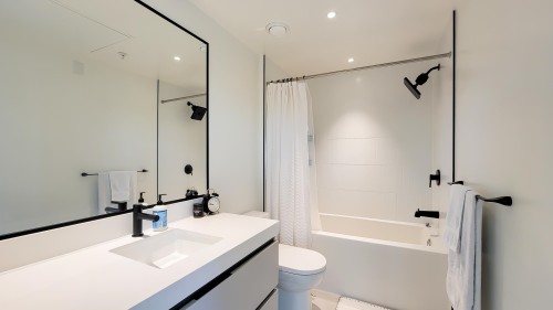 401-2235 Broadway E, Vancouver, BC - Indoor Photo Showing Bathroom