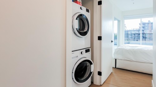 401-2235 Broadway E, Vancouver, BC - Indoor Photo Showing Laundry Room