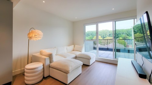 401-2235 Broadway E, Vancouver, BC - Indoor