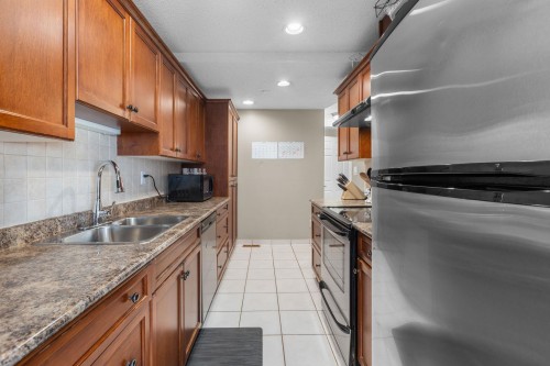 9010 Centaurus Circle, Burnaby, BC - Indoor Photo Showing Kitchen With Double Sink