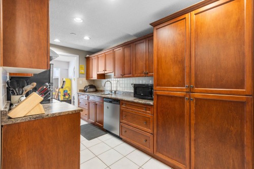 9010 Centaurus Circle, Burnaby, BC - Indoor Photo Showing Kitchen