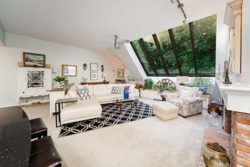 34-3960 Canada Way, Burnaby, BC - Indoor Photo Showing Living Room