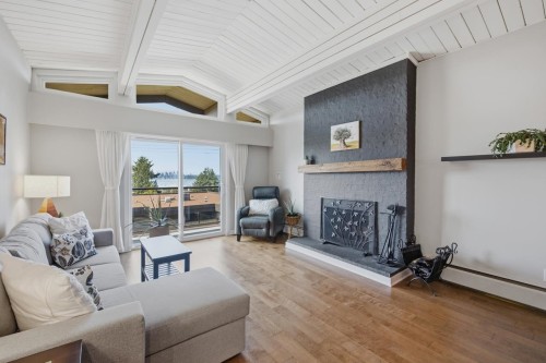 304-325 3rd Street W North Vancouver, BC V7M 1G3