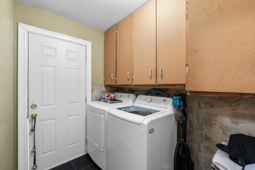 22760 Balabanian Circle, Maple Ridge, BC - Indoor Photo Showing Laundry Room