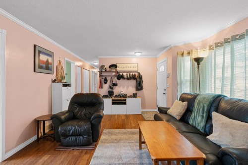 22760 Balabanian Circle, Maple Ridge, BC - Indoor Photo Showing Living Room
