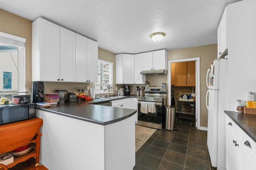 22760 Balabanian Circle, Maple Ridge, BC - Indoor Photo Showing Kitchen