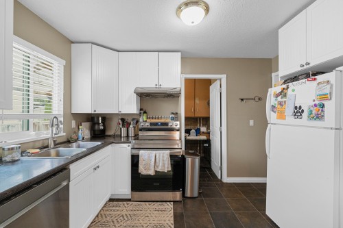 22760 Balabanian Circle, Maple Ridge, BC - Indoor Photo Showing Kitchen With Double Sink