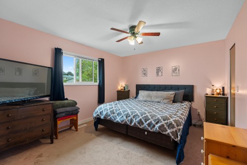 22760 Balabanian Circle, Maple Ridge, BC - Indoor Photo Showing Bedroom
