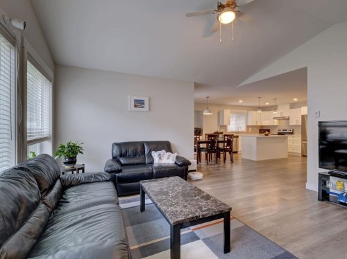 1028 Celia Crescent, Gibsons, BC - Indoor Photo Showing Living Room