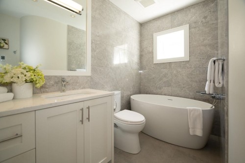 1989 13Th Avenue W, Vancouver, BC - Indoor Photo Showing Bathroom