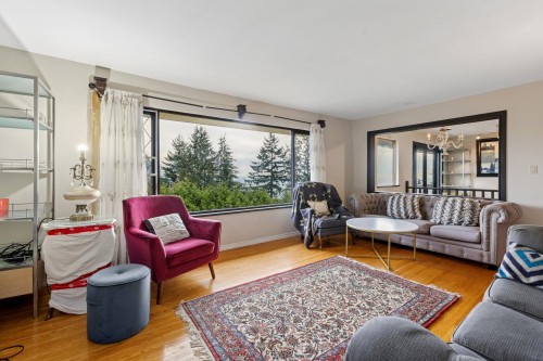 556 Ballantree Road, West Vancouver, BC - Indoor Photo Showing Living Room