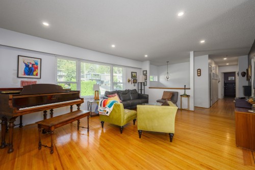 3342 Fromme Road, North Vancouver, BC - Indoor Photo Showing Living Room