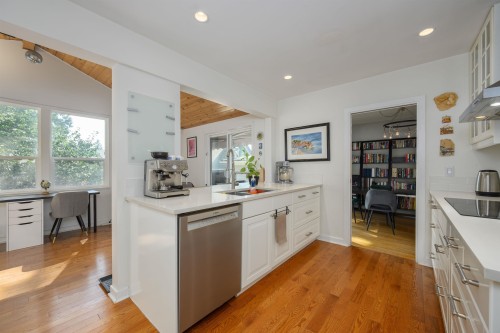 3342 Fromme Road, North Vancouver, BC - Indoor Photo Showing Kitchen With Upgraded Kitchen
