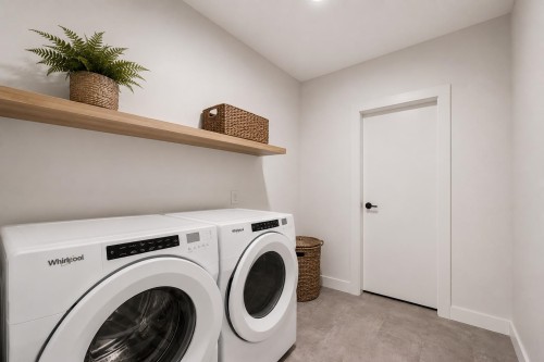 39249 Stellar Drive, Squamish, BC - Indoor Photo Showing Laundry Room