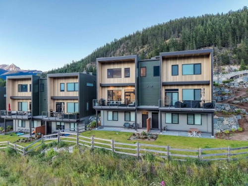 39249 Stellar Drive, Squamish, BC - Outdoor With Facade