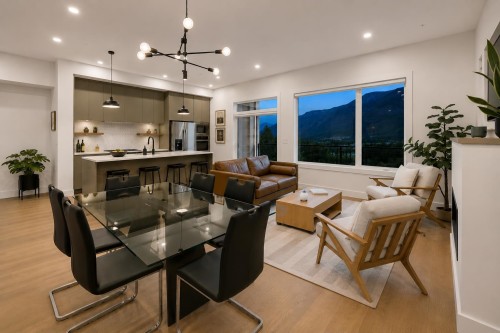 39249 Stellar Drive, Squamish, BC - Indoor Photo Showing Dining Room